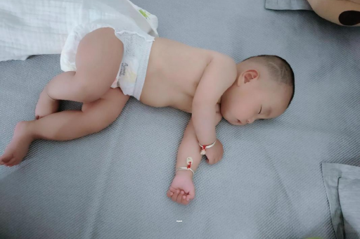 供卵包生男孩公司宝宝多大可以坐着